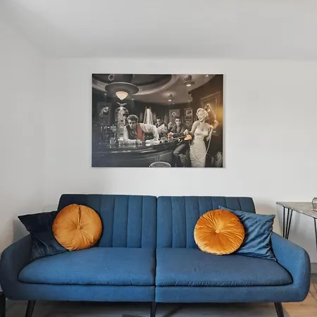Blue Lagoon: Design Fur 4 Mit Schreibtisch, Parkplatz, Kuche Hof (Bavaria)
