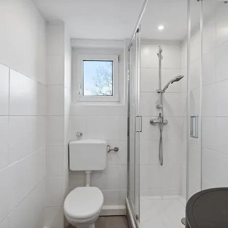 Blue Lagoon: Design Fur 4 Mit Schreibtisch, Parkplatz, Kuche * Hof (Bavaria)