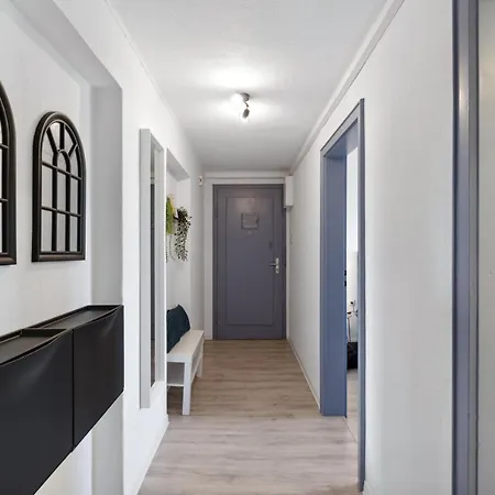 Blue Lagoon: Design Fur 4 Mit Schreibtisch, Parkplatz, Kuche